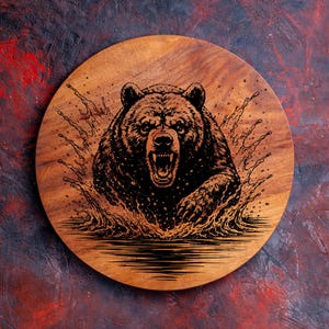 Puede incluir: Tabla redonda de madera para servir con un grabado detallado de un oso emergiendo del agua, con la boca abierta. El oso está representado en una pose dinámica, con agua salpicando a su alrededor. La tabla tiene una veta de madera natural, unos 30 cm de diámetro.