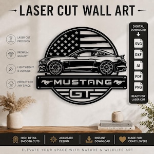 Può includere: Arte da parete nero tagliato al laser con la silhouette di una Mustang GT su sfondo della bandiera americana. Include il testo "MUSTANG GT" e opzioni di download digitale. Adatto al taglio laser.