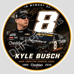Könnte beinhalten: Ein runder Aufkleber mit einem Porträt von Kyle Busch, einem Rennwagen und der Nummer 8. Der Aufkleber enthält den Text "IN MEMORY OF", "KYLE BUSCH" und "Cheddar's Scratch Kitchen". Das Auto ist schwarz mit orangefarbenen Akzenten.