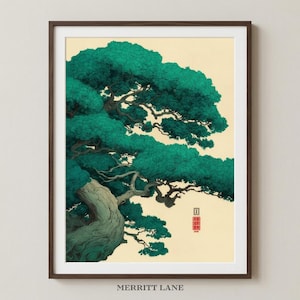 Può includere: Stampa artistica incorniciata raffigurante un albero verde stilizzato con un tronco spesso e un fogliame denso. L'opera d'arte ha un'estetica giapponese, con un sigillo rosso nell'angolo e la scritta "MERRITT LANE" in basso. L'albero è su uno sfondo color crema.