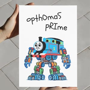 Può includere: Illustrazione di un cartone animato di Thomas il Trenino trasformato in un robot. Il testo "opthomaS PRIME" è scritto in nero. Il robot ha parti meccaniche colorate, blu, arancioni, verdi e gialle.