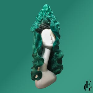 Peut inclure: Ensemble de trois tasses en céramique avec une finition mate et mouchetée. Les tasses sont de couleur crème, gris clair et gris foncé. Chaque tasse a un design simple et minimaliste.