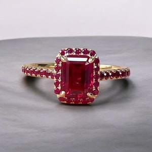 Anello con rubino sintetico taglio smeraldo e contorno di diamanti, anello di fidanzamento vintage in argento sterling.