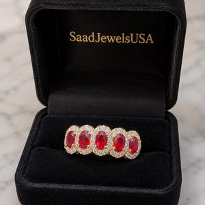 Anillo de cinco piedras de rubí sintético, banda ovalada con halo de rubíes en plata de ley 925.