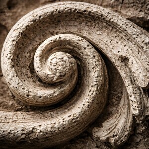 Puede incluir: Primer plano de un detalle arquitectónico de piedra desgastada. El diseño presenta una forma espiralada con superficies texturizadas y una paleta de colores apagados y terrosos. La escultura tiene un estilo clásico y ornamentado.