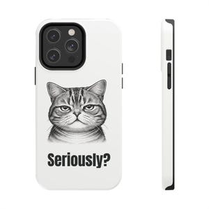 Può includere: Custodia per telefono bianca con un'illustrazione in bianco e nero del volto di un gatto e la scritta "Seriously?" sotto. Il gatto ha un'espressione scontrosa. La custodia ha un bordo nero.