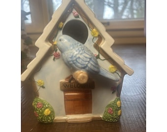 Casa para pájaros de cerámica estilo vintage para el verano, diseño floral de pájaro azul Grandmacore de 8 pulgadas.