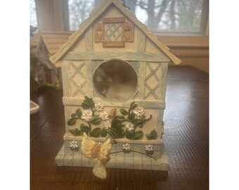 Figura vintage de casita para pájaros con flores en tonos pastel y colibrí, estilo cottagecore WhimsigothDecor