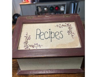 Caja de recetas de madera vintage con bisagras inclinadas, decoración de cocina rústica estilo casa de campo