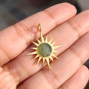 Natürlicher roher Moldavit Sunburst Anhänger, 925 Sterling Silber Meteorit Halskette