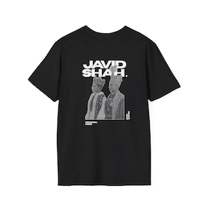 Puede incluir: Camiseta negra con una imagen en escala de grises de dos figuras con tocados y vestimenta ornamentados. El texto "JAVID SHAH." está encima de la imagen, con "REBORN 2020" y "SINCE 1970" debajo. Una camiseta clásica de cuello redondo.