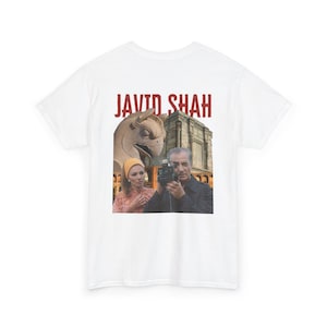 Puede incluir: Camiseta blanca con una fotografía vintage de un hombre con una cámara y una mujer, una estatua y un edificio. El texto "JAVID SHAH" está impreso en rojo en la parte superior.