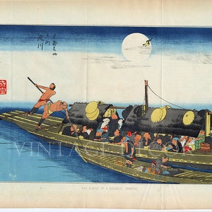 Könnte beinhalten: Ein japanischer Holzschnitt, der ein Boot voller Menschen zeigt, mit zwei Männern, die rudern. Das Boot ist mit einer schwarzen Plane bedeckt und hat einen großen, runden Mond im Hintergrund. Der Druck ist mit "Der Fluss des Mondes" in japanischen Schriftzeichen betitelt.