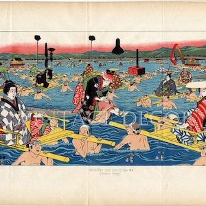 Könnte beinhalten: Ein farbenfroher Holzschnitt, der eine Szene von Menschen in einem Fluss zeigt. Die Menschen fahren in kleinen Booten und schwimmen. Der Druck trägt den Titel "Überquerung des Uji-gawa (Provinz Yamashiro)".