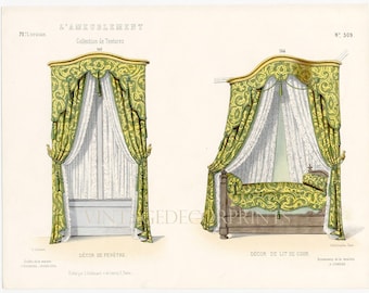 Grabado de diseño de interiores de un dormitorio con cortinas. Guilmard, París, c. 1866. Litografía antigua original coloreada a mano. Arte decorativo para dormitorios.