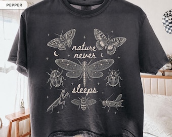 Camiseta Comfort Colors® Vintage Bug Boxy, Camiseta Nature Never Sleeps, Top corto Cottagecore con diseño de insectos, Regalo para amantes de la naturaleza, Camiseta botánica