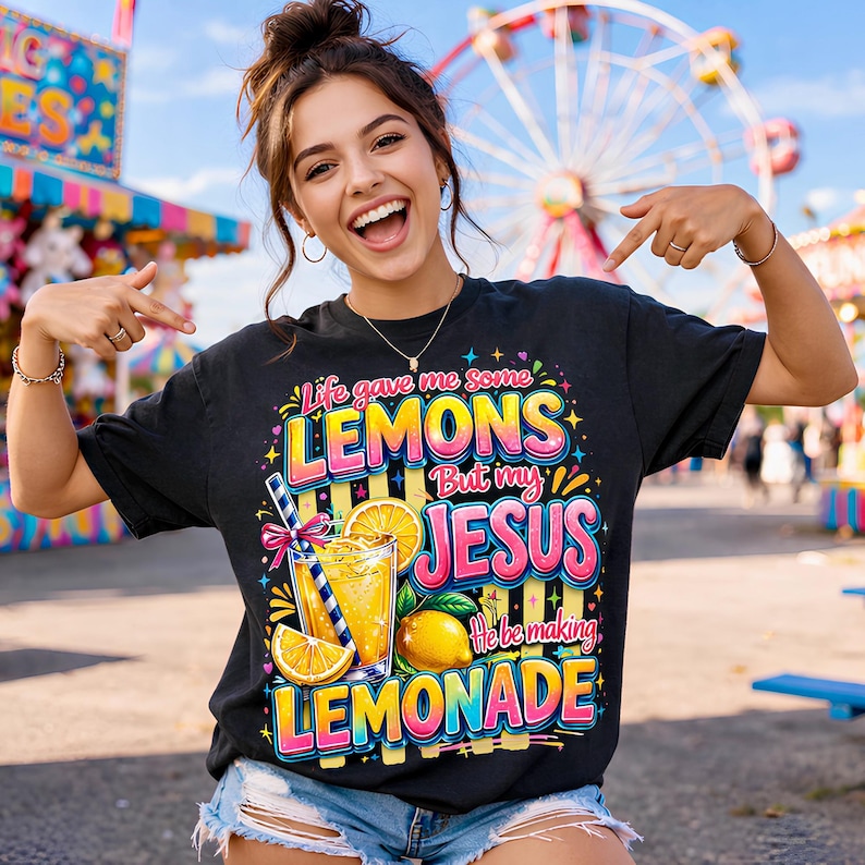 K&ouml;nnte beinhalten: Schwarzes T-Shirt mit einem farbenfrohen Aufdruck mit der Aufschrift "Life gave me some LEMONS But my JESUS He be making LEMONADE". Das Design zeigt ein Glas Limonade, Zitronenscheiben und eine ganze Zitrone. Die Person tr&auml;gt das Shirt und l&auml;chelt.