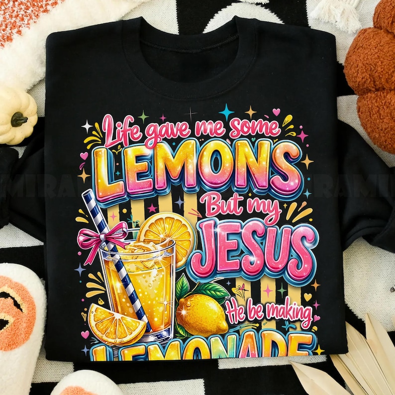 K&ouml;nnte beinhalten: Schwarzes Sweatshirt mit einem farbenfrohen Grafikdesign. Das Design zeigt den Text "Life gave me some LEMONS But my JESUS He be making LEMONADE" mit einem Glas Limonade und Zitronen.