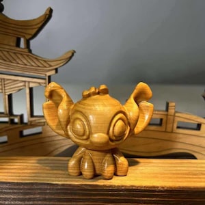 Figura de Stitch tallada a mano en madera de ciprés, un regalo con temática de Lilo & Stitch.