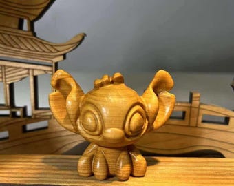 Handgeschnitzte Nussbaum Holz Stitch Figur, ein Lilo & Stitch Geschenk.