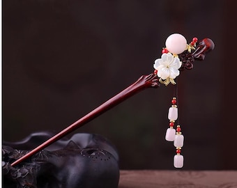 Horquilla de madera tallada a mano en sándalo rojo con borla de jade, regalo para ella.