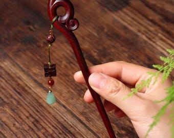 Horquilla para el cabello tradicional retro de madera de sándalo rojo tallada a mano con diseño de nubes y borlas aleatorias.