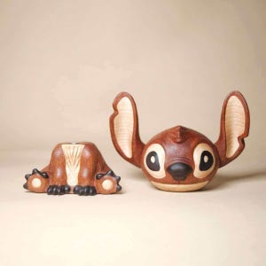 K&ouml;nnte beinhalten: Holz-Stitch-Figuren-Set, bestehend aus dem Kopf und dem Hinterteil der Figur. Der Kopf hat gro&szlig;e, ausdrucksstarke Augen und Ohren. Das Hinterteil hat sichtbare Pfoten. Das Holz hat eine nat&uuml;rliche Maserung und eine warme braune Farbe.