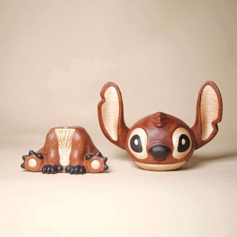 K&ouml;nnte beinhalten: Holz-Stitch-Figuren-Set, bestehend aus dem Kopf und dem Hinterteil der Figur. Der Kopf hat gro&szlig;e, ausdrucksstarke Augen und Ohren. Das Hinterteil hat sichtbare Pfoten. Das Holz hat eine nat&uuml;rliche Maserung und eine warme braune Farbe.