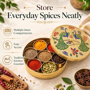 Könnte beinhalten: Eine runde Gewürzdose aus goldfarbenem Metall mit sieben Innenfächern, gefüllt mit verschiedenen Gewürzen. Der Deckel zeigt ein buntes Pfauenmotiv. Der Text auf dem Bild lautet: Store Everyday Spices Neatly, Multiple Inner Compartments, Easy Access, Traditional Kitchen Essential.