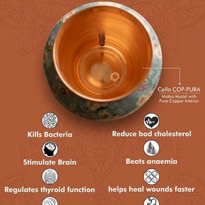 Może przedstawiać: Miedziane naczynie na wodę z kwiatowym wzorem na zewnątrz. Tekst na zdjęciu brzmi "100% Pure Copper Benefits of Cello COP-PURA". Naczynie to model Matka z czystym miedzianym wnętrzem.