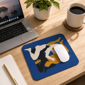 Puede incluir: Una alfombrilla de ratón cuadrada con fondo azul oscuro que presenta una ilustración gráfica estilizada de tres figuras humanas superpuestas en colores crema, negro y amarillo mostaza, dispuestas en una composición abstracta.