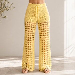 Puede incluir: Pantalones de crochet amarillos con cintura con cordón y diseño de pernera ancha. Los pantalones tienen un patrón de tejido abierto y están hechos de un material suave y ligero. Los pantalones son de color amarillo brillante.