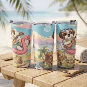 Puede incluir: Tres vasos de viaje de acero inoxidable con una escena de playa tropical con perros de dibujos animados tocando el ukelele. Los vasos tienen tapas negras y están sobre una mesa de madera con un abrebotellas.