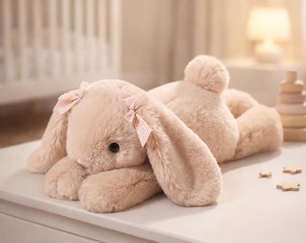 Peluche de conejito suave con cinta: un compañero ideal para abrazar.