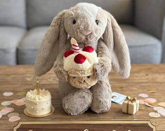 Peluche de conejito con forma de pastel