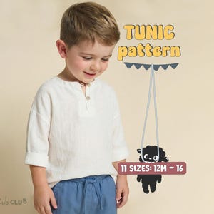 Può includere: Un bambino indossa una tunica di lino bianca con colletto button-down e pantaloncini blu. L'immagine include il testo "TUNIC pattern" e "11 SIZES: 12M - 16". Un'illustrazione di pecora nera è appesa dall'alto.