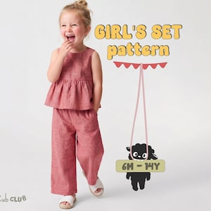 Può includere: Un completo a due pezzi composto da un top senza maniche con baschina e pantaloni a gamba larga in un colore rosa antico solido. Il testo GIRL'S SET pattern è visualizzato in giallo e un grafico di una pecora nera regge un cartello 6M - 14Y.