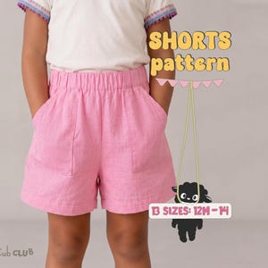 Könnte beinhalten: Hellrosa Shorts mit elastischem Bund und zwei großen aufgesetzten Vordertaschen. Der Text SHORTS pattern ist in Gelb dargestellt, zusammen mit einer Grafik eines schwarzen Schafs und dem Text 13 SIZES: 12M-14. Der Markenname Cub CLUB ist sichtbar.