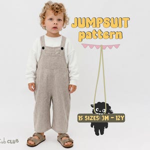 Puede incluir: Un mono beige de aspecto lino con bolsillo delantero y botones negros, sobre una camiseta blanca de manga larga. El texto dice JUMPSUIT pattern, 15 SIZES: 3M - 12Y, con una guirnalda rosa y una ilustración de oveja negra colgada de un hilo.