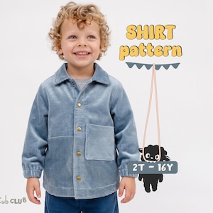 Op de afbeelding: Een lichtblauw corduroy overhemd met knoopsluiting, kraag, lange mouwen en een borstzak. De tekst SHIRT pattern staat in het geel weergegeven en een zwarte schaapafbeelding bevat de tekst 2T - 16Y. De merknaam Cub CLUB is zichtbaar.