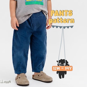 Peut inclure: Pantalon en velours côtelé bleu profond avec une taille élastique. L'image inclut le texte "PANTS pattern" et "12M - 14Y" à côté d'un graphique représentant un mouton noir suspendu à une bannière. Le pantalon est porté avec des chaussures beiges.