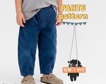 Könnte beinhalten: Dunkelblaue Cordhose mit elastischem Bund. Das Bild enthält den Text "PANTS pattern" und "12M - 14Y" neben einer Grafik eines schwarzen Schafs, das an einem Banner hängt. Die Hose wird mit beigen Schlupfschuhen und einem grauen T-Shirt getragen.