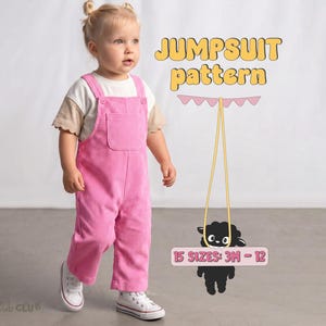 以下が含まれることがあります： フロントポケット付きのピンクのコーデュロイジャンプスーツ。ベージュと白の半袖シャツと白いスニーカーを着用。画像には「JUMPSUIT pattern」と「15 SIZES: 3M - 12」の文字、および紐にぶら下がった黒い羊のグラフィックが含まれています。