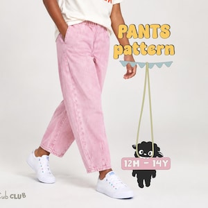 Puede incluir: Pantalones de mezclilla rosa con cintura elástica y bolsillos laterales. La imagen incluye el texto PANTS pattern, 12M - 14Y y Cub CLUB, junto a un gráfico de una oveja negra colgada de una guirnalda de banderines sobre el texto de tallas.