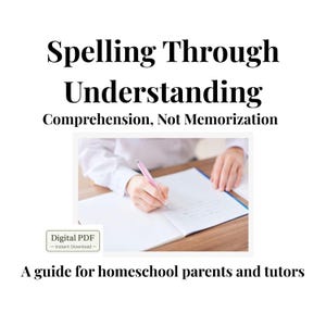 Puede incluir: Fondo blanco con el texto "Spelling Through Understanding" y "Comprehension, Not Memorization". Debajo hay una imagen de una persona escribiendo en un cuaderno con un bolígrafo rosa. También está presente el texto "PDF digital - Descarga instantánea". El texto inferior dice "Una guía para padres y tutores en casa".