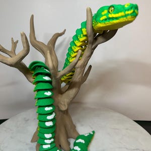 Przegubowy zielony pyton drzewny – elastyczna, drukowana w 3D zabawka sensoryczna, element ekspozycyjny gadów
