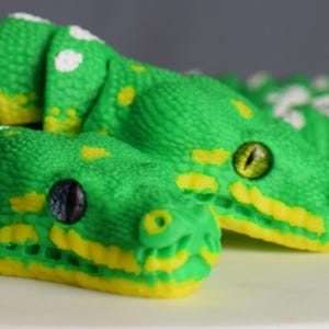 Gelede groene boompython – flexibel 3D-geprint fidgetspeelgoed, reptielendisplay