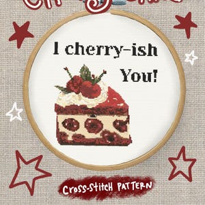 Pode incluir: Um padrão de ponto cruz com um design de bolo de cereja dentro de um bastidor de bordado de madeira. O texto "Cherry Cake" e "I cherry-ish You!" são exibidos acima da imagem do bolo. Estrelas vermelhas e brancas circundam o bastidor, com "Cross-stitch Pattern" abaixo.