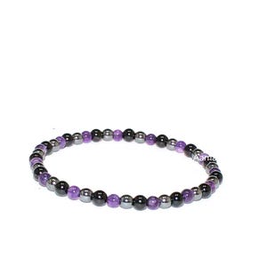 Puede incluir: Una pulsera de cuentas con pequeñas cuentas redondas de color púrpura, negro y plateado. Las cuentas están ensartadas en una banda elástica. La pulsera presenta un patrón alterno de los diferentes colores de las cuentas.