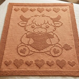 Patrón de punto para manta de bebé con estampado de vaca de las Tierras Altas – Motivo de corazón / Apto para principiantes / PDF